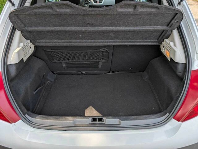 Пежо 207 2009 в Киеве на Automoto.ua Белый Пежо 207, объемом двигателя 1.4 л и пробегом 163 тыс. км за 4200 $, фото 13 на Automoto.ua