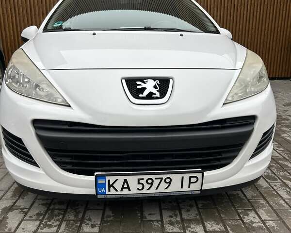 Белый Пежо 207, объемом двигателя 1.36 л и пробегом 164 тыс. км за 4700 $, фото 9 на Automoto.ua