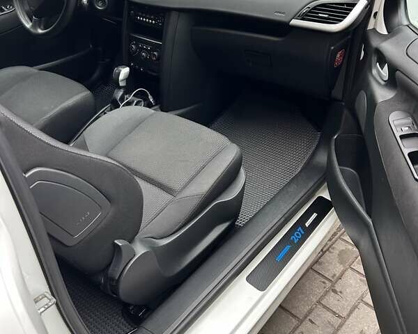 Белый Пежо 207, объемом двигателя 1.36 л и пробегом 164 тыс. км за 4700 $, фото 17 на Automoto.ua