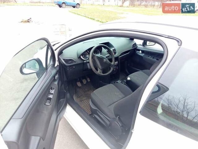 Белый Пежо 207, объемом двигателя 1.36 л и пробегом 269 тыс. км за 3500 $, фото 9 на Automoto.ua