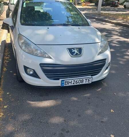 Белый Пежо 207, объемом двигателя 1.4 л и пробегом 195 тыс. км за 4500 $, фото 4 на Automoto.ua