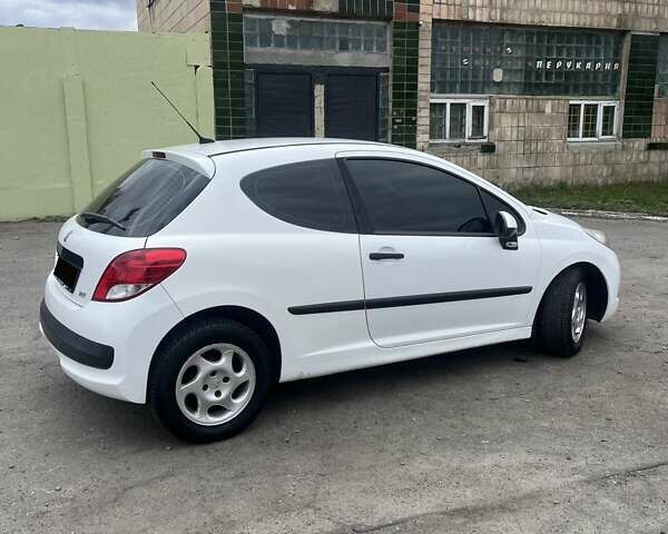 Пежо 207 2010 в Лубнах на Automoto.ua Белый Пежо 207, объемом двигателя 1.36 л и пробегом 190 тыс. км за 4199 $, фото 4 на Automoto.ua