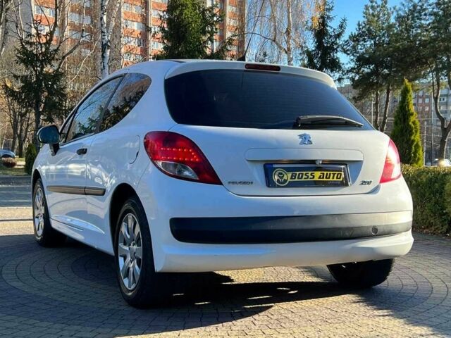 Белый Пежо 207, объемом двигателя 1.4 л и пробегом 209 тыс. км за 3900 $, фото 4 на Automoto.ua