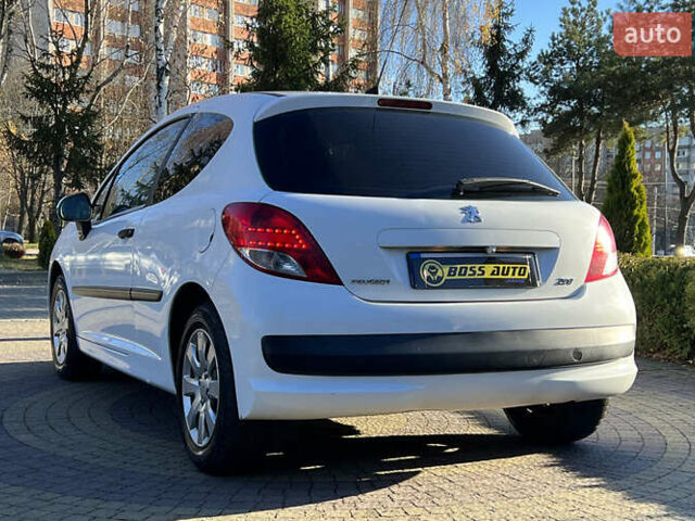 Белый Пежо 207, объемом двигателя 1.36 л и пробегом 238 тыс. км за 3900 $, фото 4 на Automoto.ua