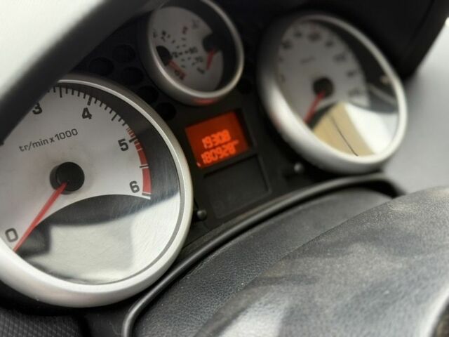 Белый Пежо 207, объемом двигателя 1.6 л и пробегом 180 тыс. км за 5200 $, фото 5 на Automoto.ua