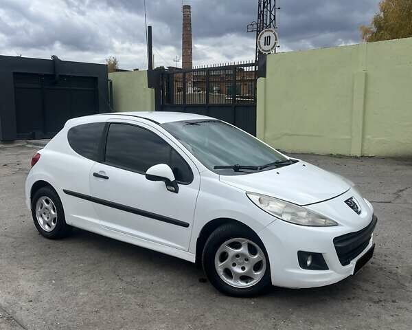 Пежо 207 2010 в Лубнах на Automoto.ua Белый Пежо 207, объемом двигателя 1.36 л и пробегом 190 тыс. км за 4199 $, фото 6 на Automoto.ua