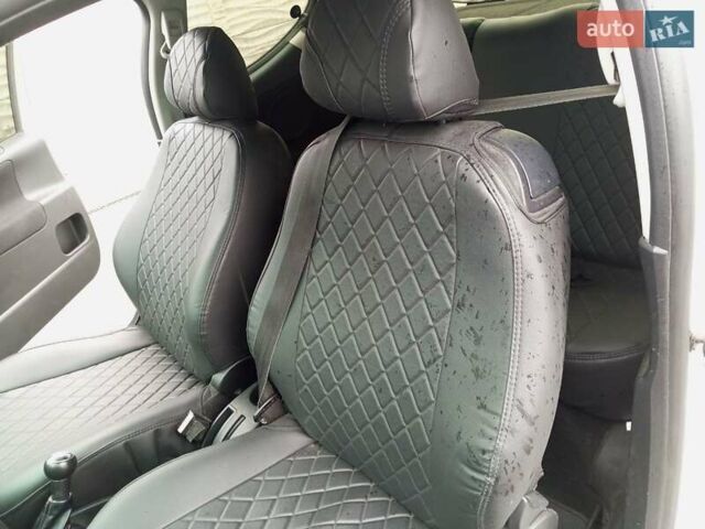 Белый Пежо 207, объемом двигателя 1.36 л и пробегом 175 тыс. км за 3300 $, фото 10 на Automoto.ua