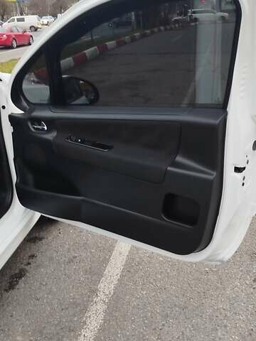 Белый Пежо 207, объемом двигателя 1.36 л и пробегом 179 тыс. км за 4700 $, фото 22 на Automoto.ua