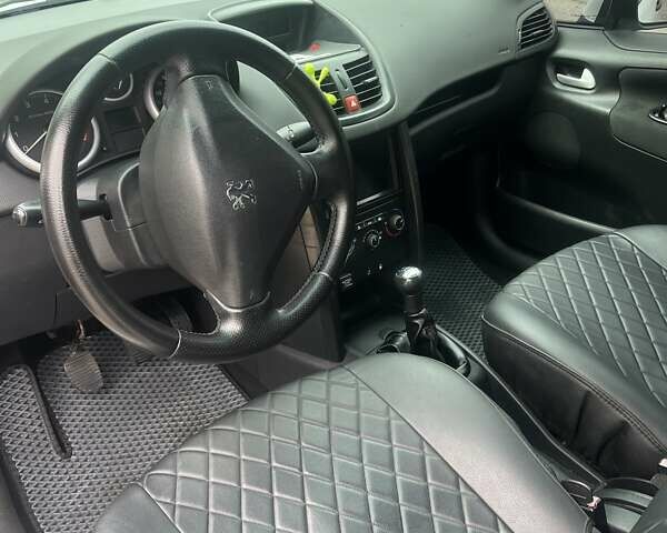 Пежо 207 2010 в Лубнах на Automoto.ua Белый Пежо 207, объемом двигателя 1.36 л и пробегом 190 тыс. км за 4199 $, фото 18 на Automoto.ua