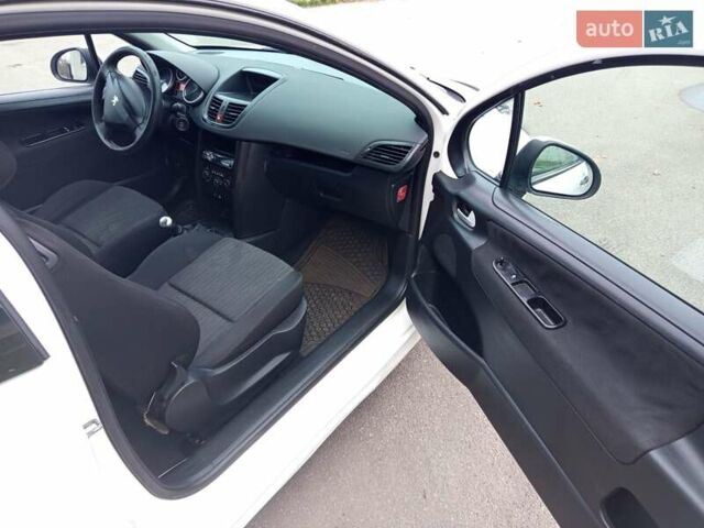 Белый Пежо 207, объемом двигателя 1.36 л и пробегом 269 тыс. км за 3500 $, фото 8 на Automoto.ua