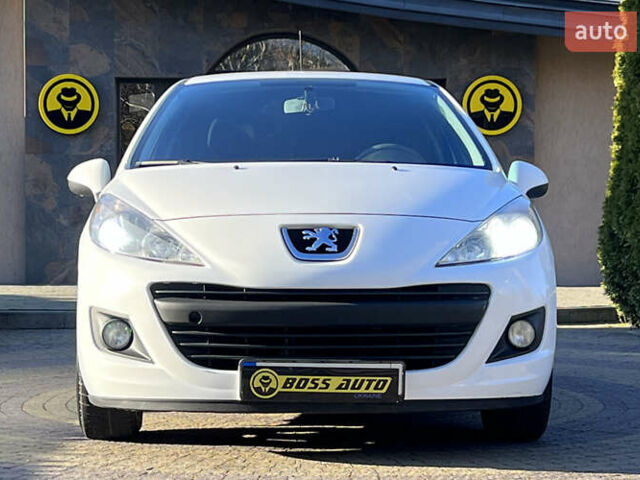 Белый Пежо 207, объемом двигателя 1.36 л и пробегом 238 тыс. км за 3900 $, фото 1 на Automoto.ua