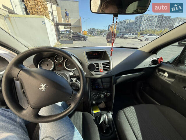 Белый Пежо 207, объемом двигателя 1.4 л и пробегом 209 тыс. км за 3500 $, фото 13 на Automoto.ua