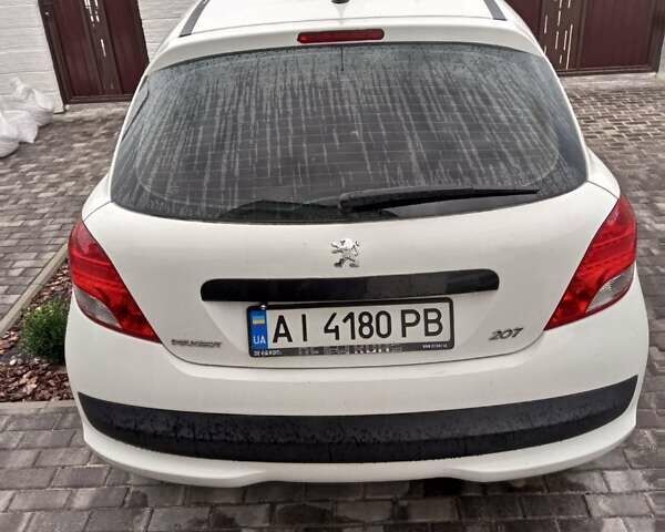 Белый Пежо 207, объемом двигателя 1.36 л и пробегом 175 тыс. км за 3300 $, фото 2 на Automoto.ua