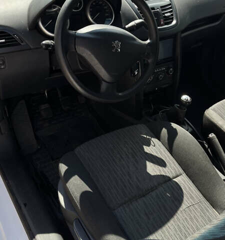 Білий Пежо 207, об'ємом двигуна 1.36 л та пробігом 237 тис. км за 4300 $, фото 12 на Automoto.ua