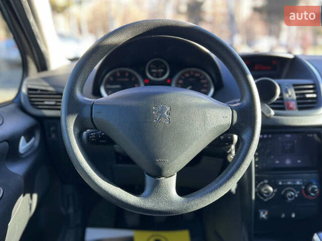 Белый Пежо 207, объемом двигателя 1.36 л и пробегом 238 тыс. км за 3900 $, фото 9 на Automoto.ua