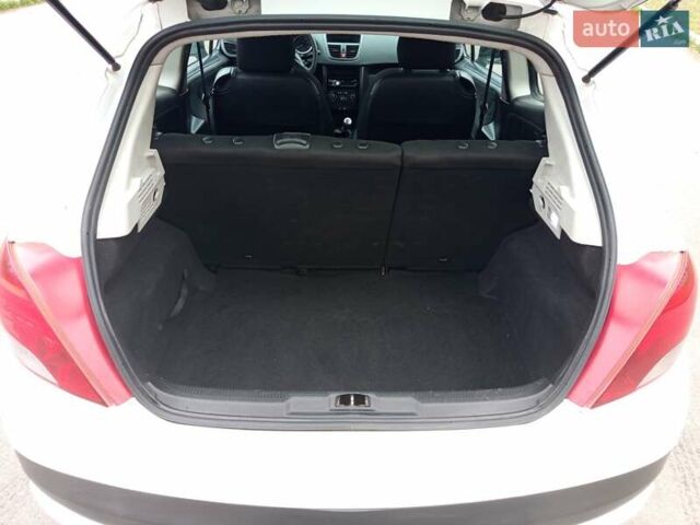 Белый Пежо 207, объемом двигателя 1.36 л и пробегом 269 тыс. км за 3500 $, фото 10 на Automoto.ua