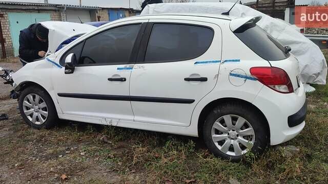 Білий Пежо 207, об'ємом двигуна 1.36 л та пробігом 214 тис. км за 1000 $, фото 7 на Automoto.ua