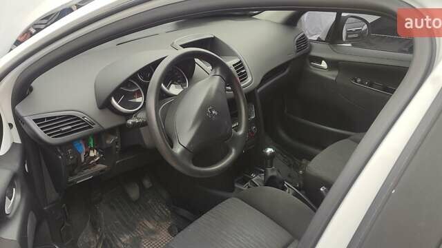 Білий Пежо 207, об'ємом двигуна 1.36 л та пробігом 214 тис. км за 1000 $, фото 4 на Automoto.ua