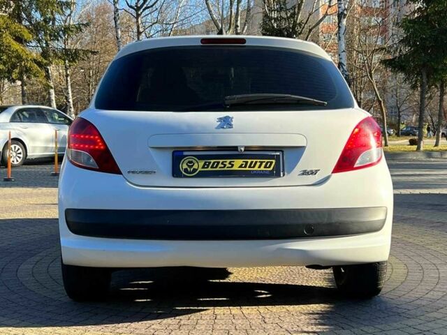 Белый Пежо 207, объемом двигателя 1.4 л и пробегом 209 тыс. км за 3900 $, фото 5 на Automoto.ua