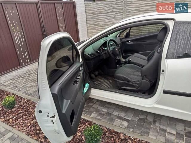 Белый Пежо 207, объемом двигателя 1.36 л и пробегом 175 тыс. км за 3300 $, фото 4 на Automoto.ua