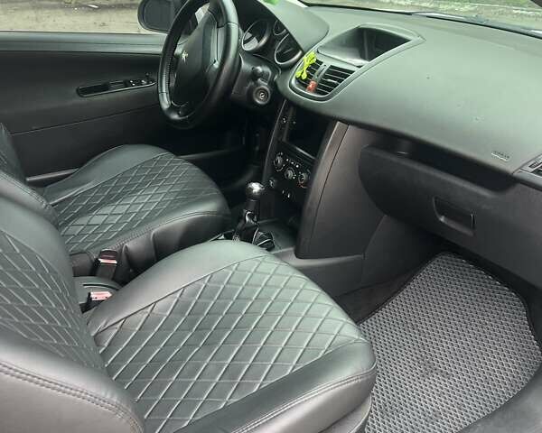 Пежо 207 2010 в Лубнах на Automoto.ua Белый Пежо 207, объемом двигателя 1.36 л и пробегом 190 тыс. км за 4199 $, фото 23 на Automoto.ua