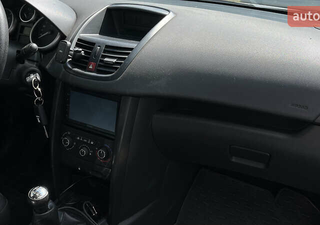 Білий Пежо 207, об'ємом двигуна 1.36 л та пробігом 237 тис. км за 4300 $, фото 13 на Automoto.ua