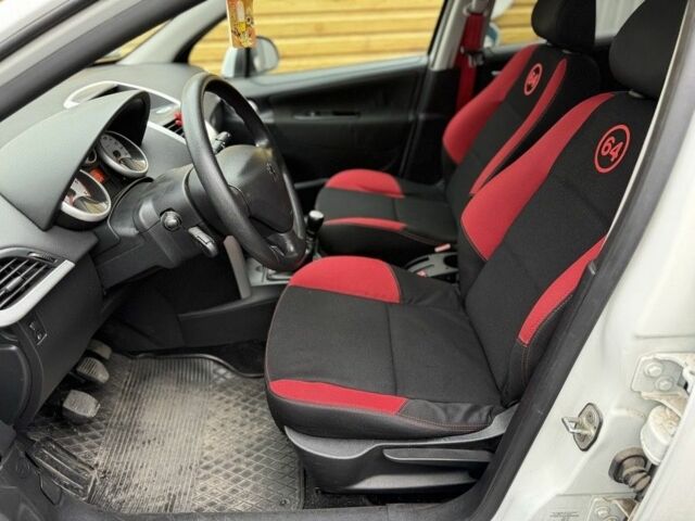 Белый Пежо 207, объемом двигателя 1.6 л и пробегом 180 тыс. км за 5200 $, фото 4 на Automoto.ua