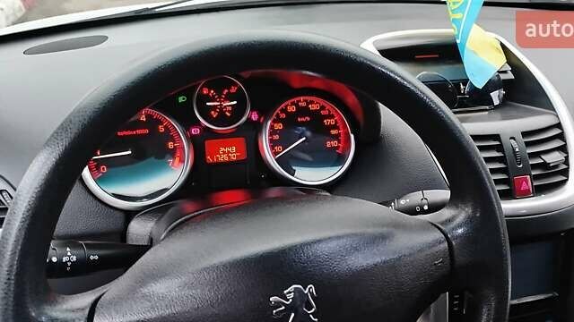 Белый Пежо 207, объемом двигателя 1.36 л и пробегом 179 тыс. км за 4700 $, фото 9 на Automoto.ua