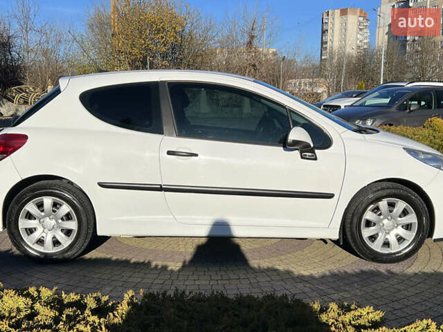 Белый Пежо 207, объемом двигателя 1.36 л и пробегом 238 тыс. км за 3900 $, фото 7 на Automoto.ua