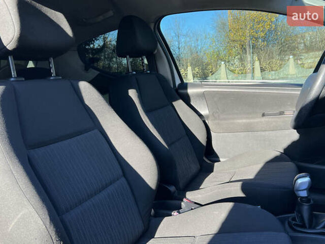 Белый Пежо 207, объемом двигателя 1.36 л и пробегом 238 тыс. км за 3900 $, фото 16 на Automoto.ua