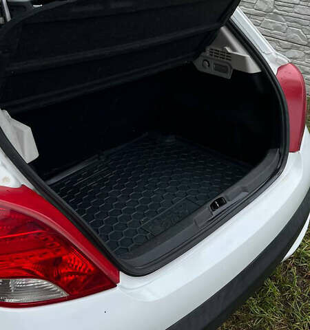 Білий Пежо 207, об'ємом двигуна 1.36 л та пробігом 237 тис. км за 4300 $, фото 10 на Automoto.ua