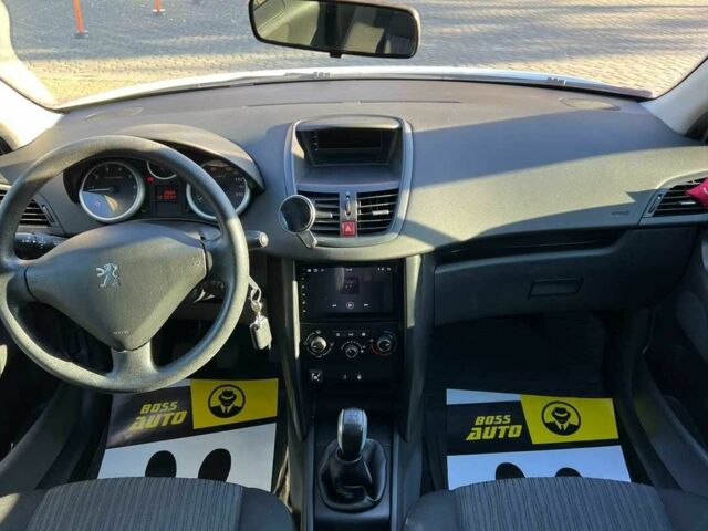 Белый Пежо 207, объемом двигателя 1.4 л и пробегом 209 тыс. км за 3900 $, фото 8 на Automoto.ua