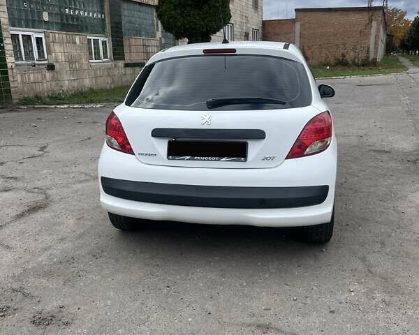 Пежо 207 2010 в Лубнах на Automoto.ua Белый Пежо 207, объемом двигателя 1.36 л и пробегом 190 тыс. км за 4199 $, фото 3 на Automoto.ua