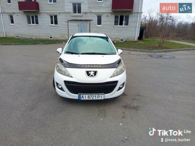 Белый Пежо 207, объемом двигателя 1.36 л и пробегом 269 тыс. км за 3500 $, фото 1 на Automoto.ua