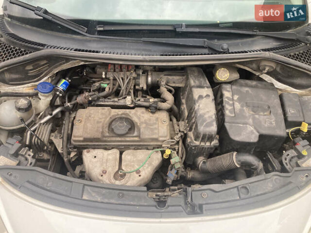 Білий Пежо 207, об'ємом двигуна 1.36 л та пробігом 237 тис. км за 4300 $, фото 35 на Automoto.ua