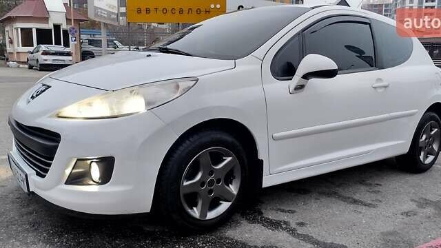 Белый Пежо 207, объемом двигателя 1.36 л и пробегом 179 тыс. км за 4700 $, фото 1 на Automoto.ua