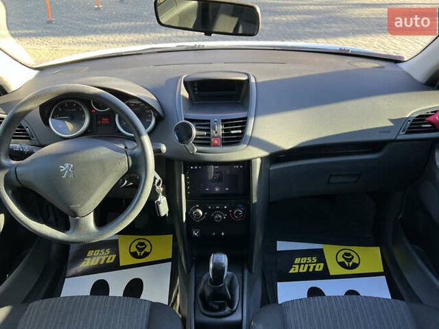 Белый Пежо 207, объемом двигателя 1.36 л и пробегом 238 тыс. км за 3900 $, фото 8 на Automoto.ua