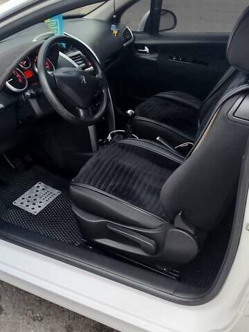 Белый Пежо 207, объемом двигателя 1.36 л и пробегом 179 тыс. км за 4700 $, фото 25 на Automoto.ua