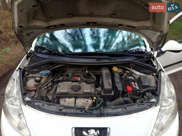 Белый Пежо 207, объемом двигателя 1.36 л и пробегом 269 тыс. км за 3000 $, фото 9 на Automoto.ua