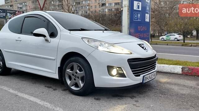 Белый Пежо 207, объемом двигателя 1.36 л и пробегом 179 тыс. км за 4700 $, фото 4 на Automoto.ua