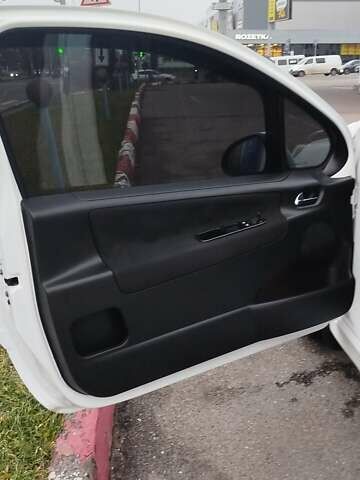 Белый Пежо 207, объемом двигателя 1.36 л и пробегом 179 тыс. км за 4700 $, фото 24 на Automoto.ua