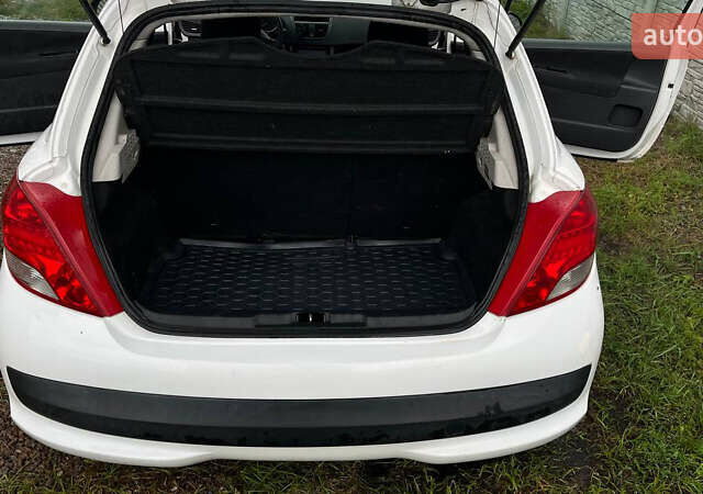 Білий Пежо 207, об'ємом двигуна 1.36 л та пробігом 237 тис. км за 4300 $, фото 8 на Automoto.ua