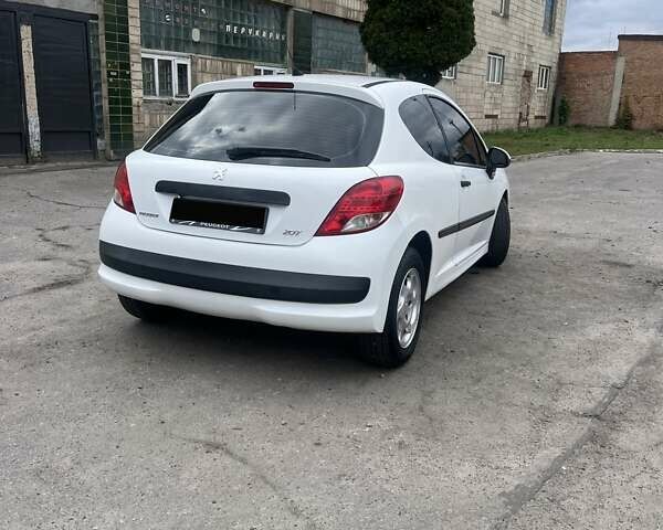 Пежо 207 2010 в Лубнах на Automoto.ua Белый Пежо 207, объемом двигателя 1.36 л и пробегом 190 тыс. км за 4199 $, фото 2 на Automoto.ua