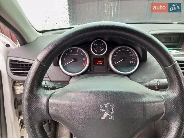 Белый Пежо 207, объемом двигателя 1.36 л и пробегом 175 тыс. км за 3300 $, фото 8 на Automoto.ua