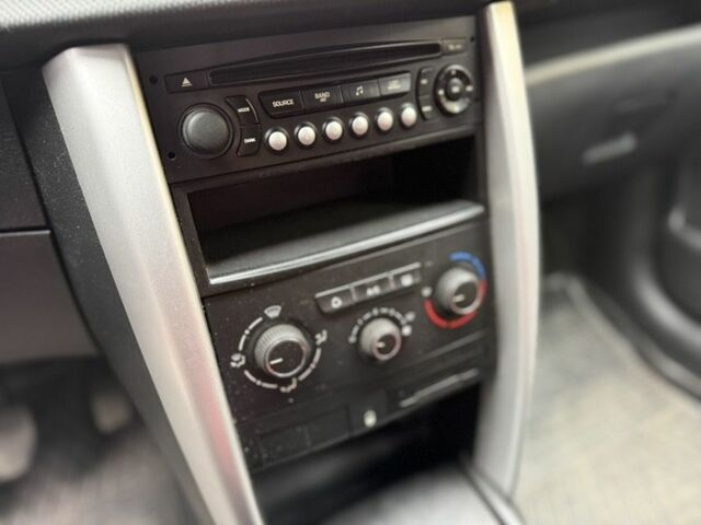 Белый Пежо 207, объемом двигателя 1.6 л и пробегом 180 тыс. км за 5200 $, фото 7 на Automoto.ua