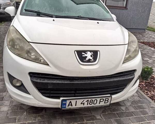 Белый Пежо 207, объемом двигателя 1.36 л и пробегом 175 тыс. км за 3300 $, фото 3 на Automoto.ua