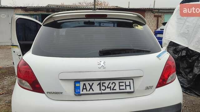 Білий Пежо 207, об'ємом двигуна 1.36 л та пробігом 214 тис. км за 1000 $, фото 2 на Automoto.ua