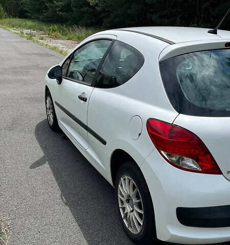 Білий Пежо 207, об'ємом двигуна 1.36 л та пробігом 237 тис. км за 4300 $, фото 6 на Automoto.ua