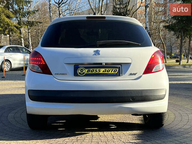 Белый Пежо 207, объемом двигателя 1.36 л и пробегом 238 тыс. км за 3900 $, фото 5 на Automoto.ua