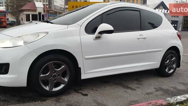 Белый Пежо 207, объемом двигателя 1.36 л и пробегом 179 тыс. км за 4700 $, фото 30 на Automoto.ua